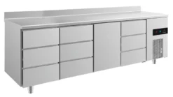 A&S Kühltisch -2 bis +8°C 2330x700x850mm mit 1x Tür und 3x drei Schubladen u. Aufkantung (4DDTDA)