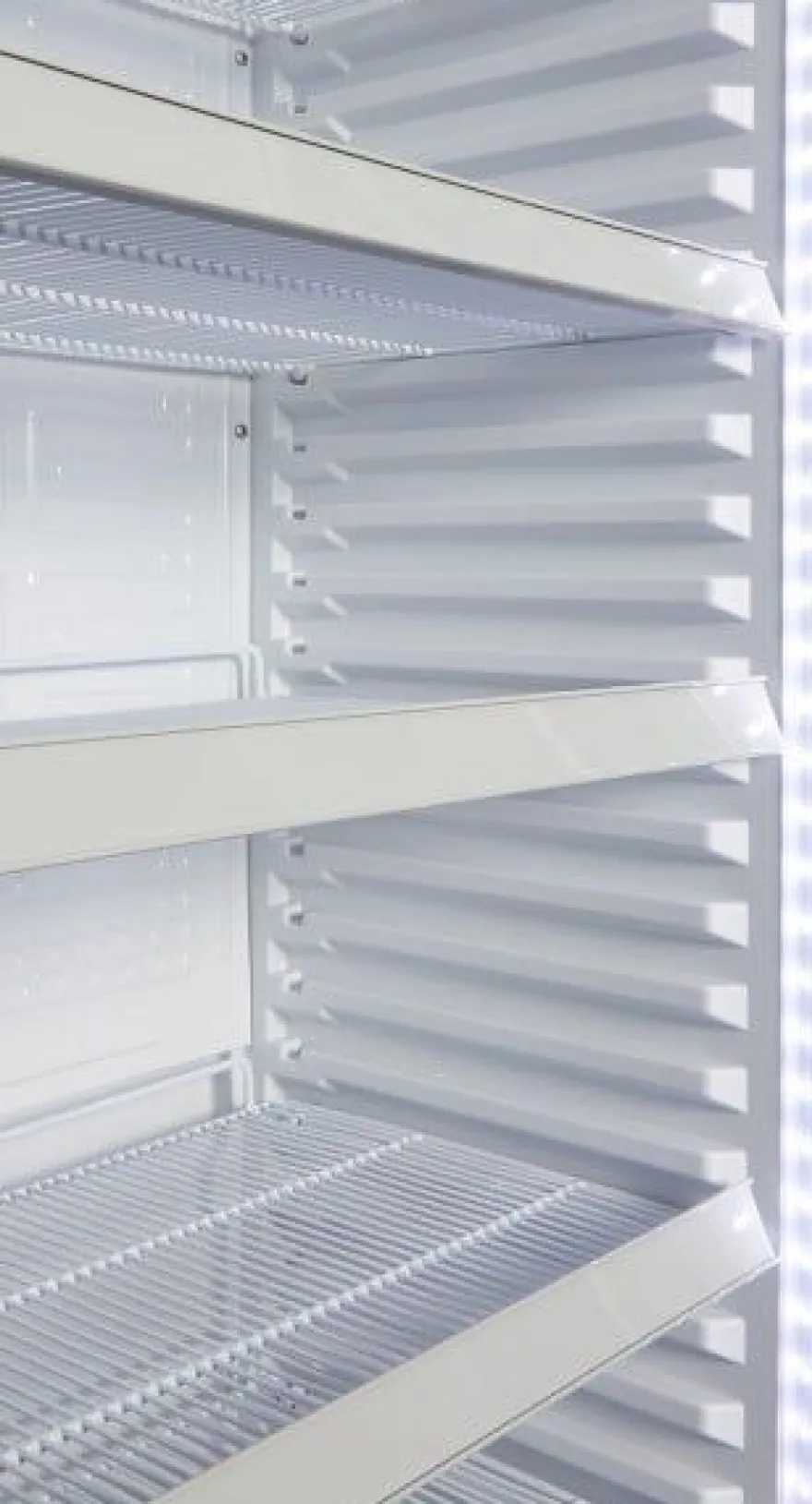 Gastro-Cool DC400 Getränkekühlschrank 400 Liter mit Werbedisplay schwarz/weiß, LED