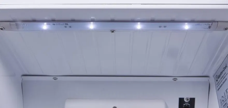 Gastro-Cool GD135 Getränkekühlschrank Retro Slim 135 Liter weiß/weiß, LED, Retro Design