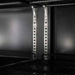 Gastro-Cool GD1600 Getränkekühlschrank 1716 Liter mit 3 Klapptüren, LED Beleuchtung, schwarz