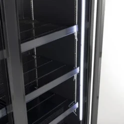 Gastro-Cool GD1600 Getränkekühlschrank 1716 Liter mit 3 Klapptüren, LED Beleuchtung, schwarz