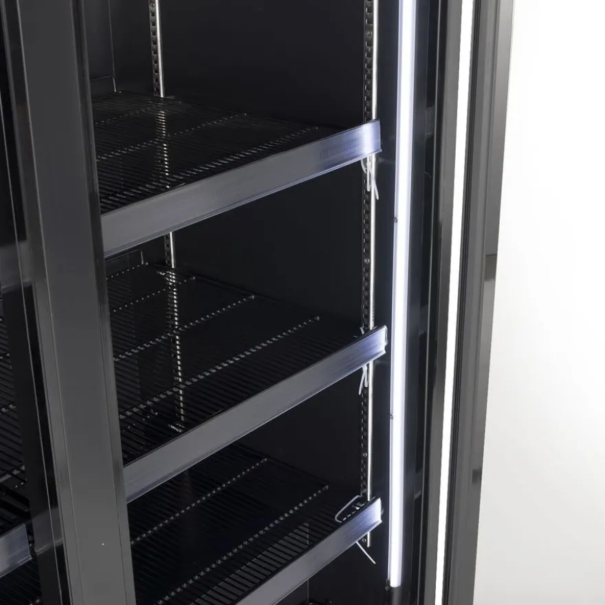 Gastro-Cool GD1600 Getränkekühlschrank 1716 Liter mit 3 Klapptüren, LED Beleuchtung, schwarz