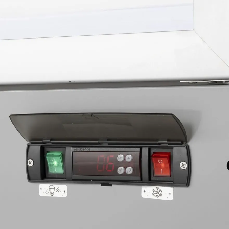 Gastro-Cool GD1050 Getränkekühlschrank 1060 Liter mit 2 Klapptüren, LED Beleuchtung, silber
